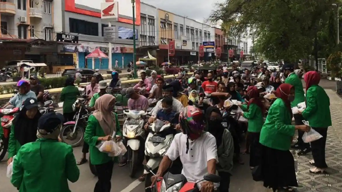 Mahasiswa Unimal Lhokseumawe Bagi-bagi Takjil di Bireuen