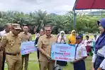 Penyaluran-beasiswa-KUAAT-di-lapangan-Desa-Tabolang-Kecamatan-Topoyo.jpg
