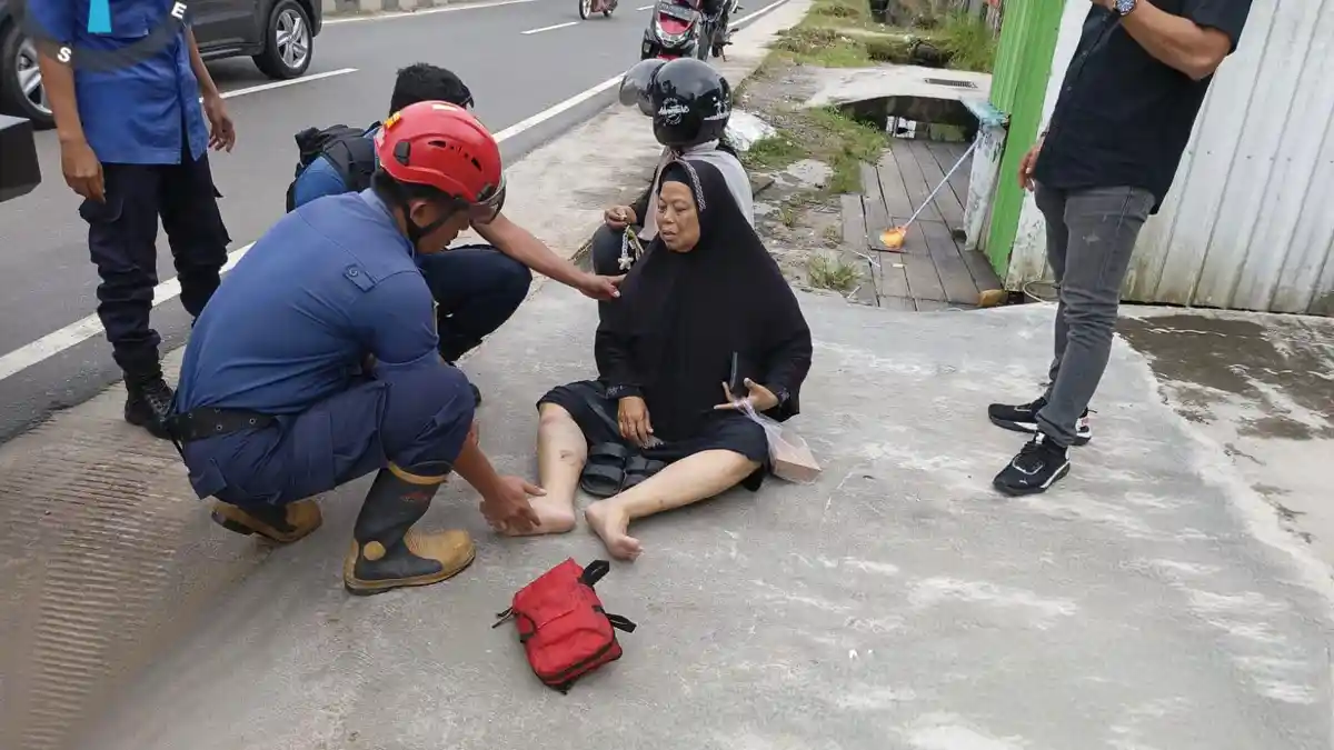 Personel Disdamkarmat Kotim Sigap Evakuasi Korban Laka Tunggal di Depan ...