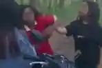 viral-video-anak-gadis-diduga-dirundung-beberapa-anak-gadis-lain-di-sekitar-hutan-Maliran-blitar.jpg