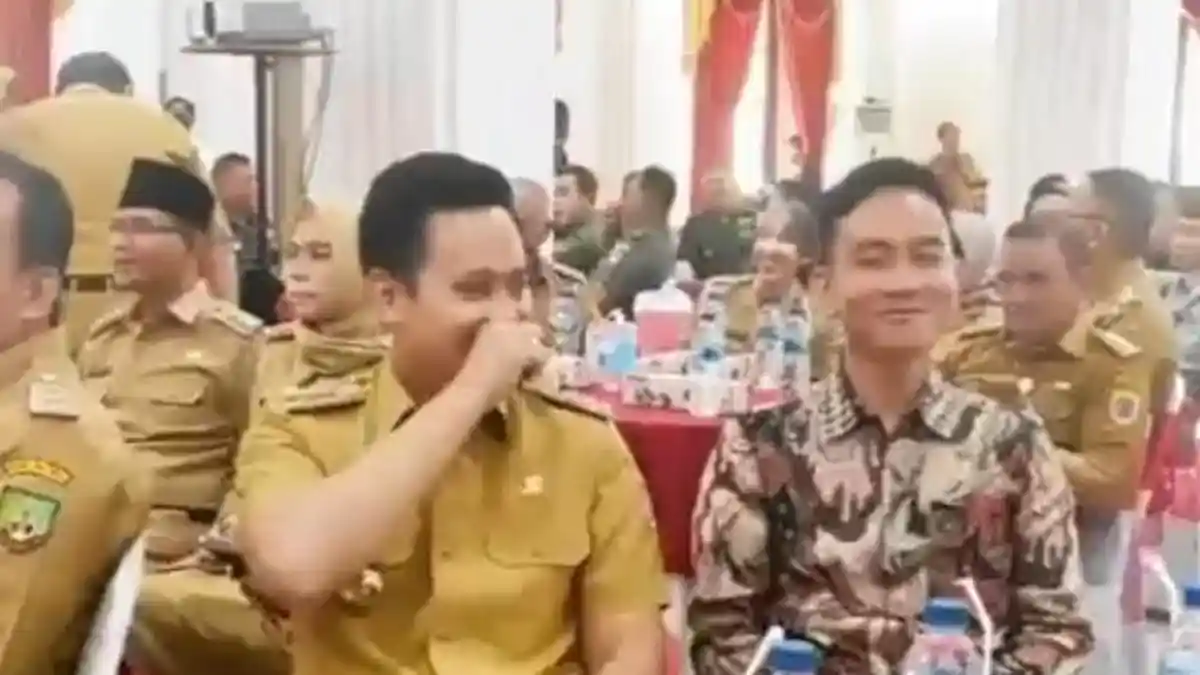 Aksi Jahil Gibran Rakabuming Buat Bupati Kendal Tertawa Terbahak