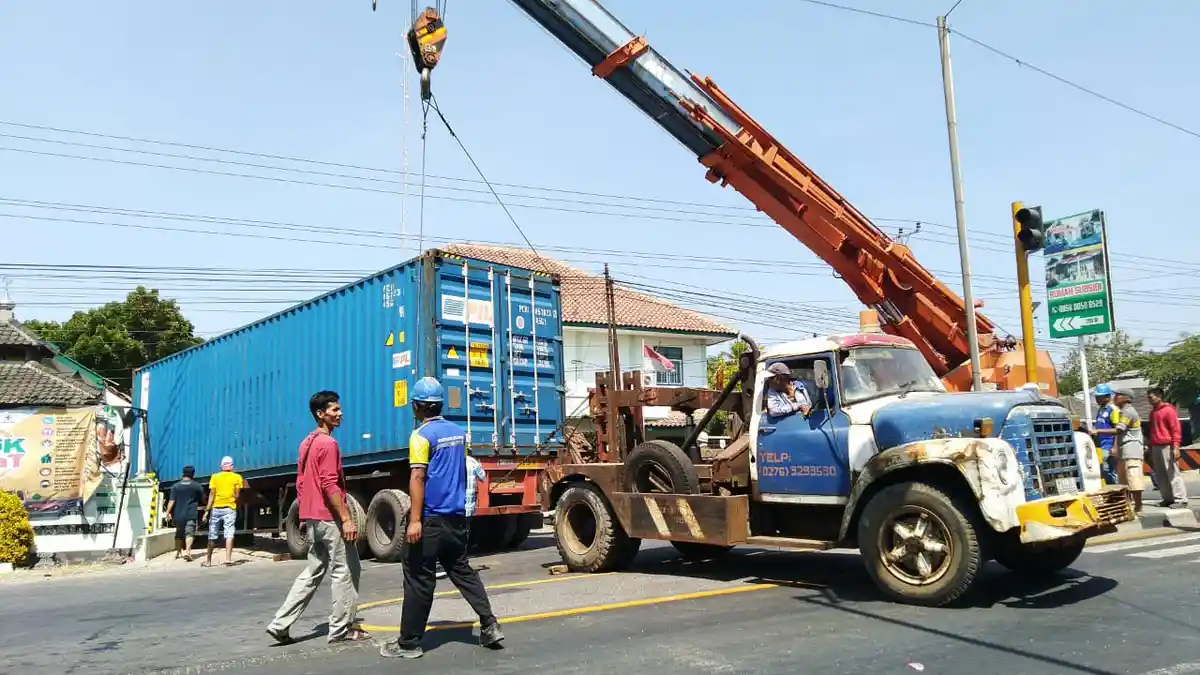 LAKA Maut Boyolali: Rem Blong, Kontainer Hantam 4 Motor dan Gedung Puskesmas, Satu Perempuan Tewas