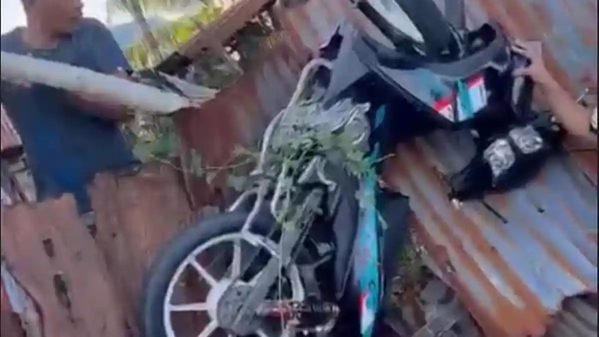 Viral Motor Terbang dan Nyangkut di Pagar Lahan Kosong Warga Pinrang, Pengendara Dilarikan ke RS
