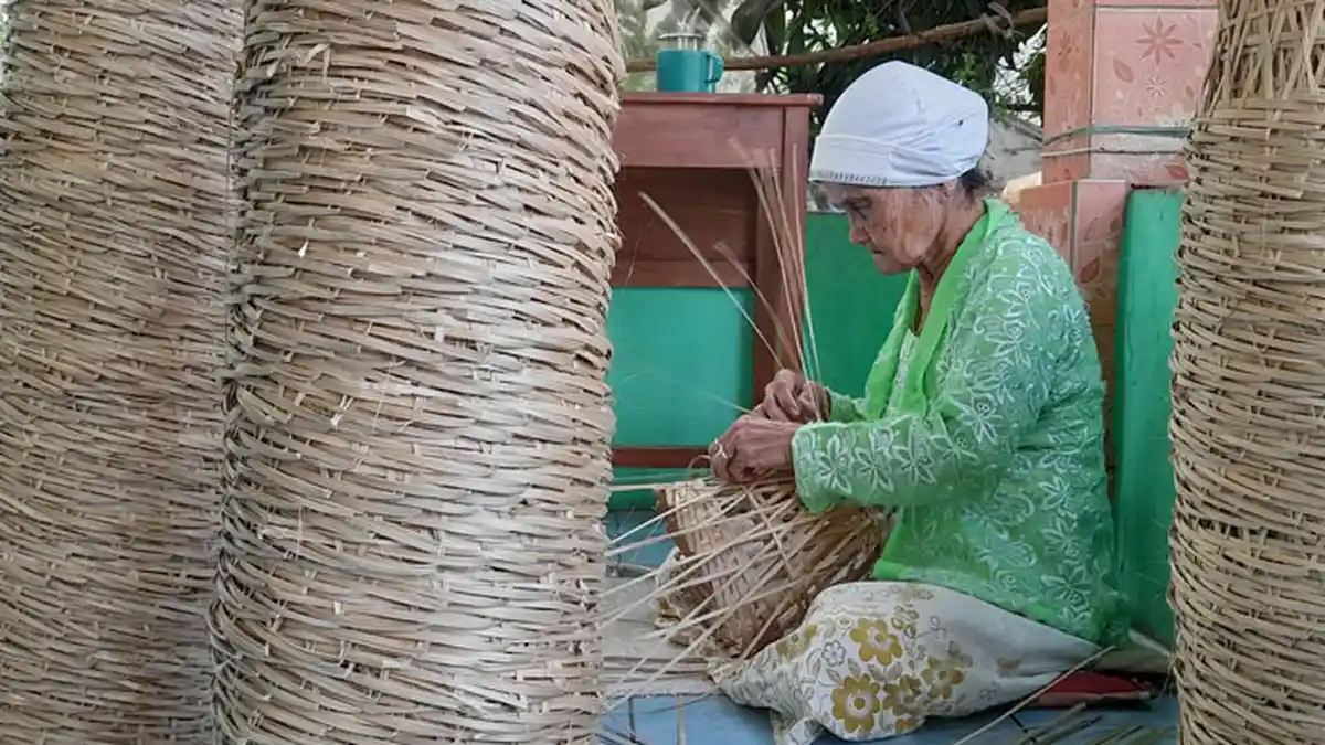 Kisah Nenek Masna, Pengrajin Anyaman Bambu di Ciampea, 100 Keranjang Dihargai Rp 30 Ribu