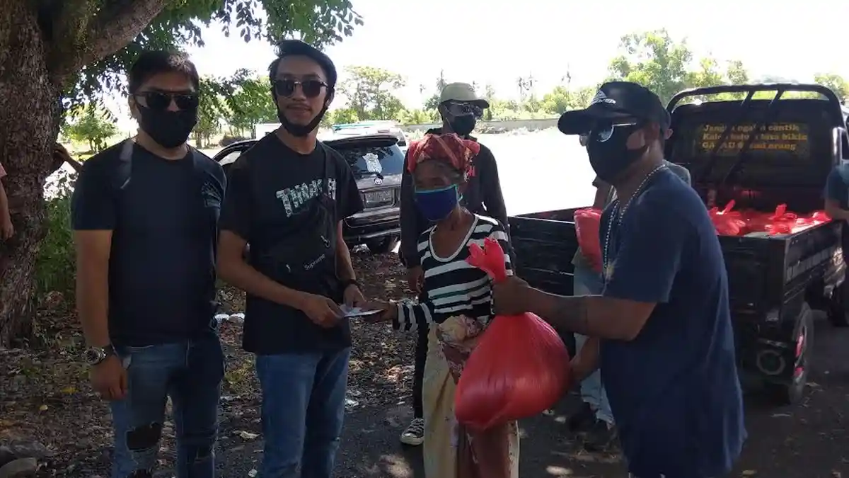 Sang Sinar Property Waemata Labuan Bajo Bagikan Beras dan Uang Tunai Bagi Warga