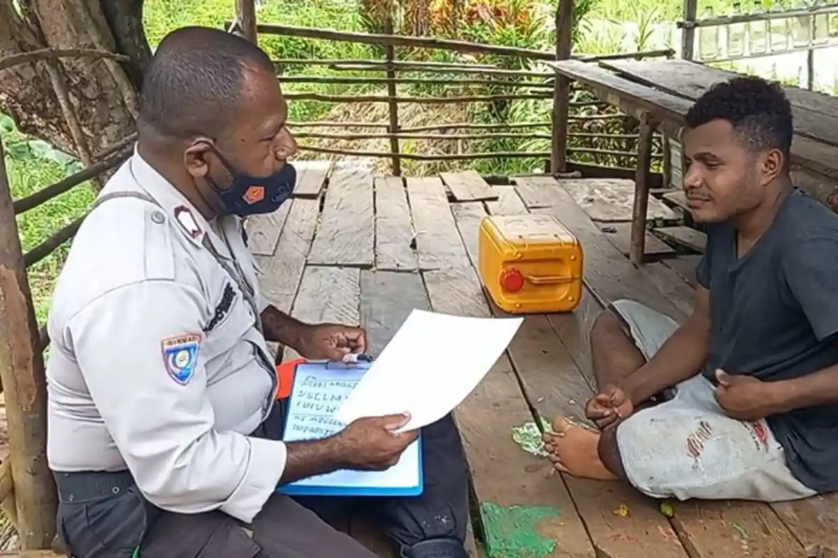 Mengentaskan Buta Aksara, Polisi Depapre Ajar Warga Baca Tulis di Kampung Tablasupa