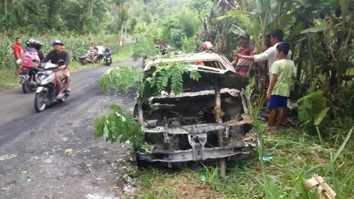 Mobil Terbakar di Tulungagung Tinggal Rangka, Begini Nasib 4 Penumpangnya