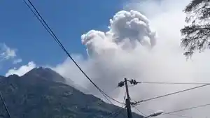 Gunung-merapi-erupsi-dan-meluncurkan-awan-panas.jpg