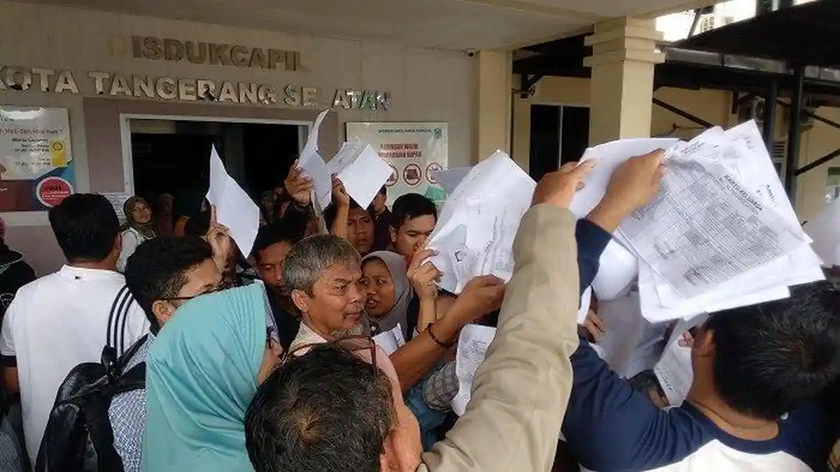 Kantor Buka Hari Sabtu, Pemohon KTP Membludak di Dinas Dukcapil Tangerang Selatan