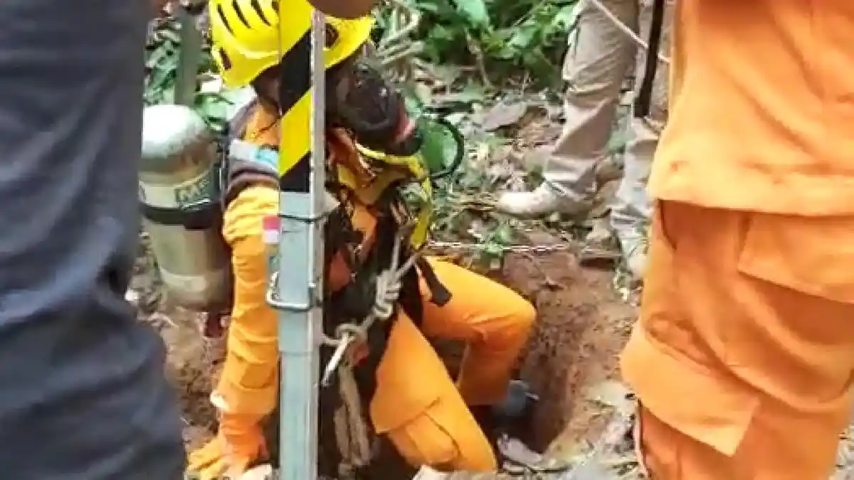 Sulit Ambil Jasad Nenek Erum di Sumur Sempit, Petugas Bermasker Turun Dilengkapi Tabung Oksigen