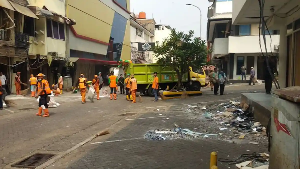Tim PPSU dan Dinas Lingkungan Hidup Bersihkan Puing-puing Ledakan Ruko Kebayoran Baru