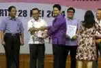 Husni Kamil Manik Serahkan Audit Dana Kampanye Pileg