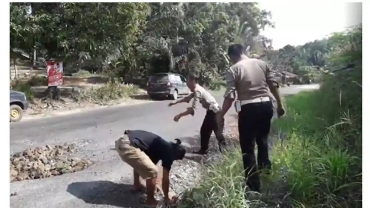 Video 2 Anggota Polisi Menambal Jalan Viral, Ternyata Ada Kisah Ini di Baliknya, Netizen: Salut