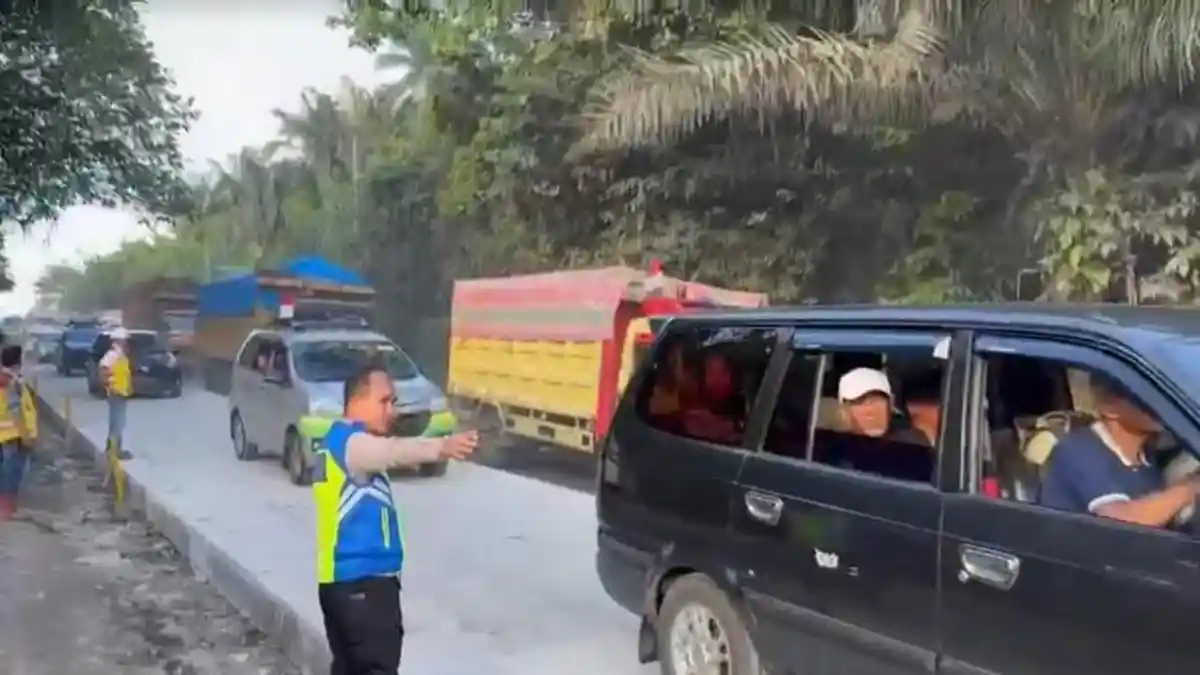 Polisi Buka Jalur Proyek Jalan yang Dibeton, Berharap Kemacetan Segera Terurai
