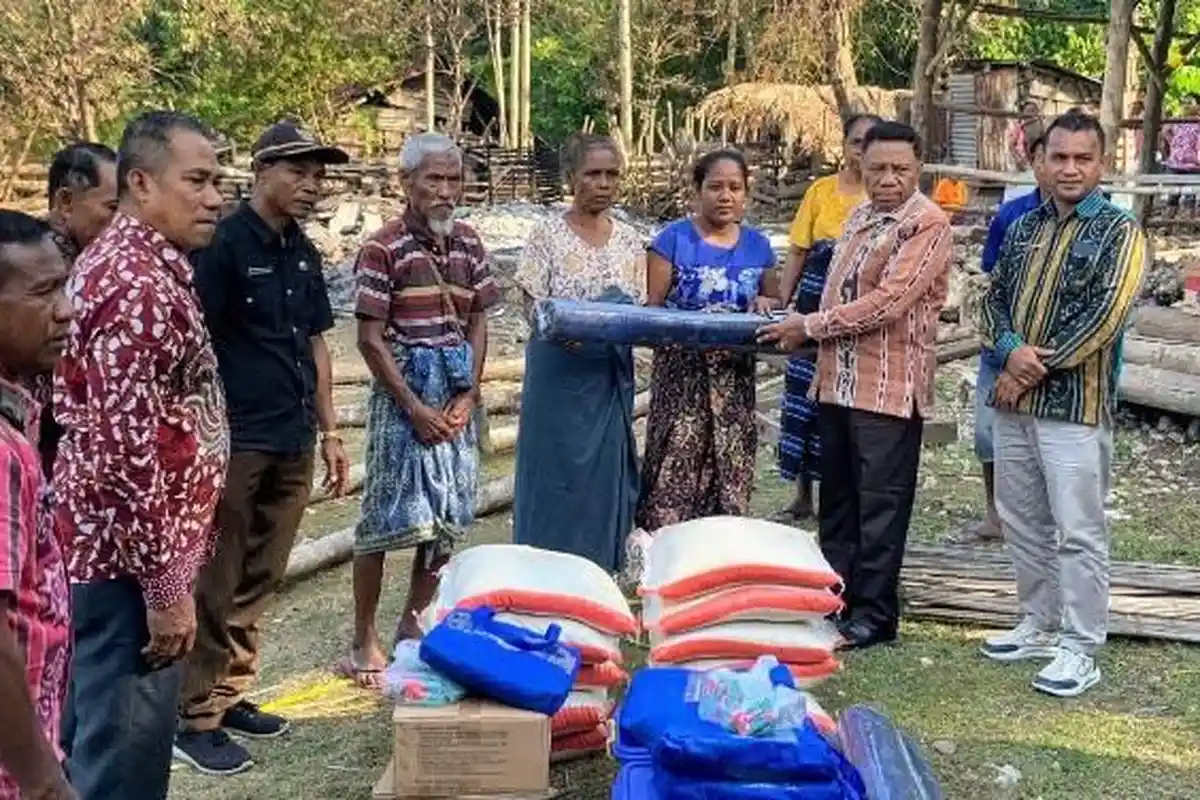 Bupati Simon Nahak Bantu Keluarga Korban Kebakaran di Kobalima