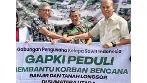 GAPKI-PEDULI-Bantuan-10-ton-beras-itu-diserahkan-Ketua.jpg