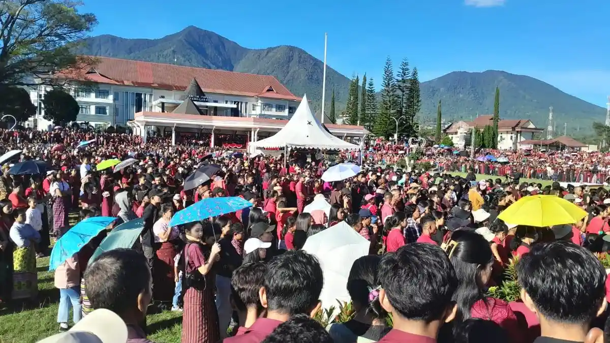 Ribuan Umat Katolik di Kota Ruteng Padati Natas Labar, Kenang Wafatnya ...