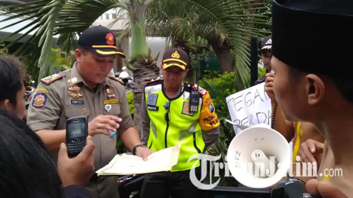 Anggap Satpol PP Lebih Tegas Gelar Razia PKL Daripada Minimarket, FAAM Gelar Aksi Demo