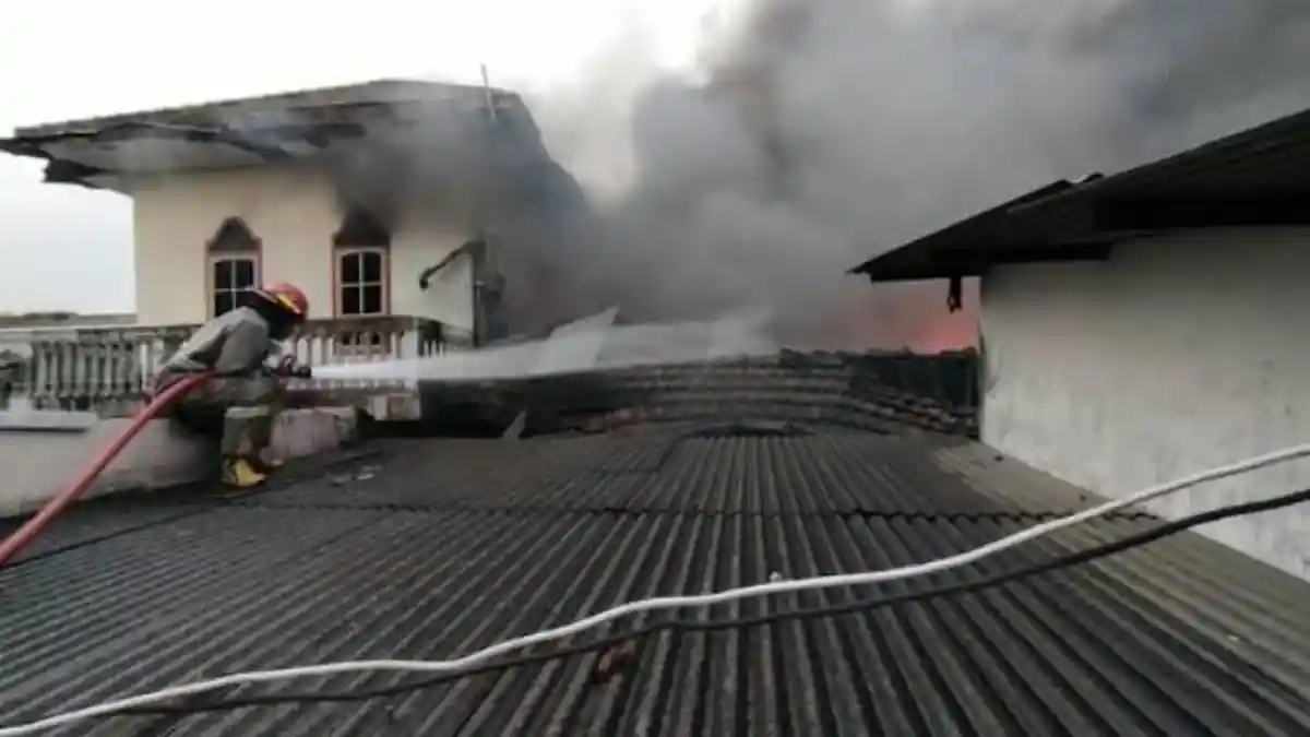Api Hanguskan Gudang Pabrik Sepatu di Mojoagung Jombang, Kerugian Ditaksir Rp 500 Juta