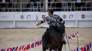 ATLET-BERKUDA-INDONESIA-Atlet-Horseback-Archery-dari-Klaten.jpg