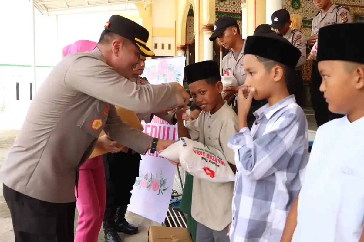 Kapolres Aceh Utara Serahkan 300 Paket Bantuan Untuk Yatim dan Pengemudi Becak Motor