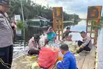 Jalintim Pelalawan Masih Banjir, Polisi Pasang Tanda Bahaya di Jalan Berlubang