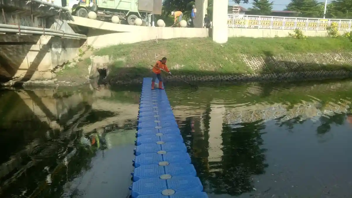 DLHK3 Pasang Kubus Apung, Atasi Sampah di Aliran Sungai