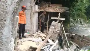 Rumah-Warga-di-Dramaga-Bogor-Separuh-Bangunannya-Lenyap.jpg