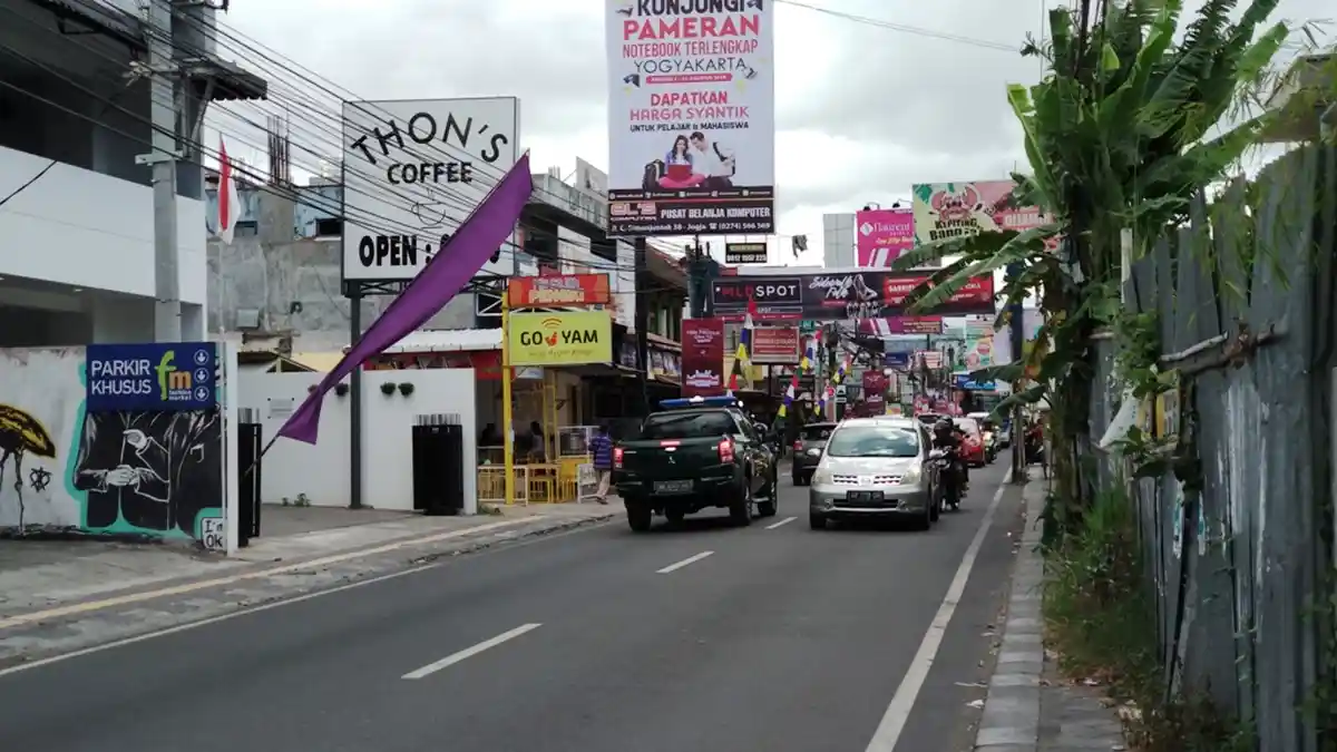 Jumat Siang, Lalu Lintas Jalan Seturan Ramai Lancar