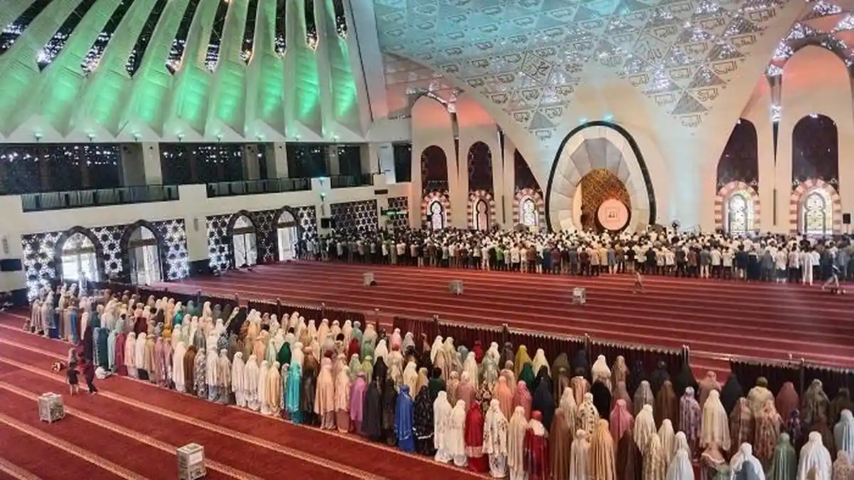 Salat Gerhana Matahari di Masjid Raya Sumbar, Khatib Ingatkan agar Jangan Sombong