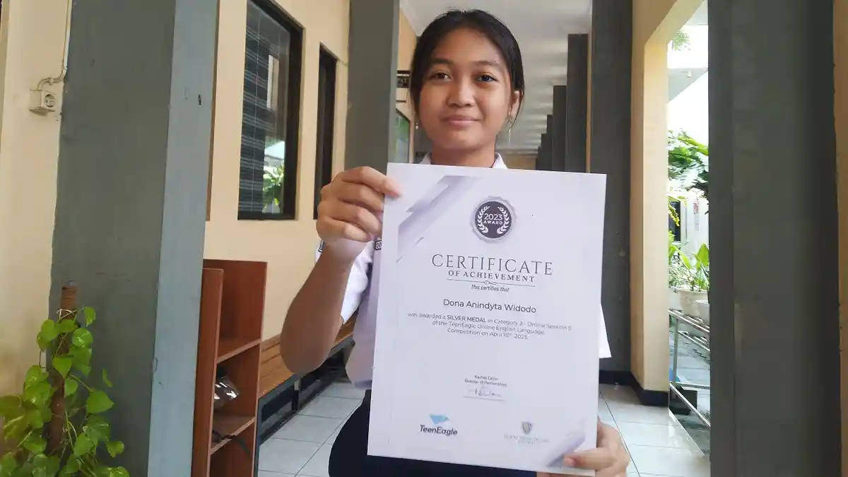 Siswi SMPN 1 Kudus Sabet Perak Kompetisi Bahasa Inggris, Sisihkan Ribuan Peserta dari 50 Negara