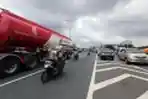 Jalan A Yani Banjir, Pengendara Motor Lintasi Tol Wiyoto Wiyono
