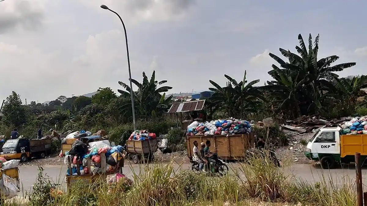 Mobil Sampah Antre di TPS Sungai Binti Batam Akibat Bin Kontainer Belum Berganti