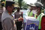 polisi-bagi-parcel-ke-supeltas.jpg
