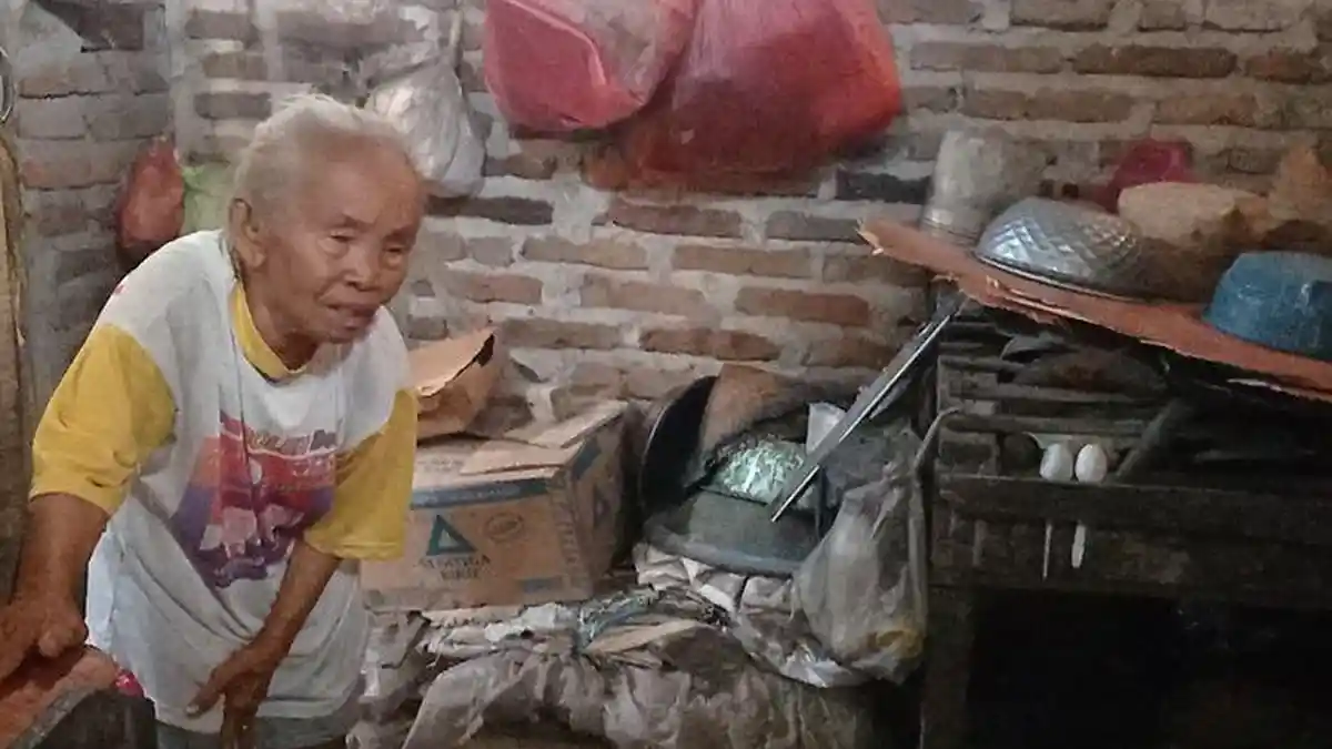 IRONISNYA Hidup Mbah Semi, Upah Cuma Rp5000, tak Pernah Dapat Bansos, Warga Punya Mobil Malah Dapat