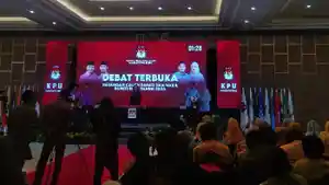 Paslon-Bupati-dan-Wakil-Bupati-Bima-saat-debat-terbuka-di-hotel-Marina-Inn.jpg