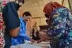Sejumlah Ibu-Ibu PKK Belajar Membatik