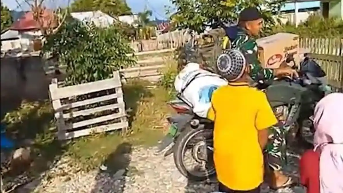 Belasan Anak di Buru Selatan Menangis Lepas Kepergian Babinsa Guru Ngaji Mereka