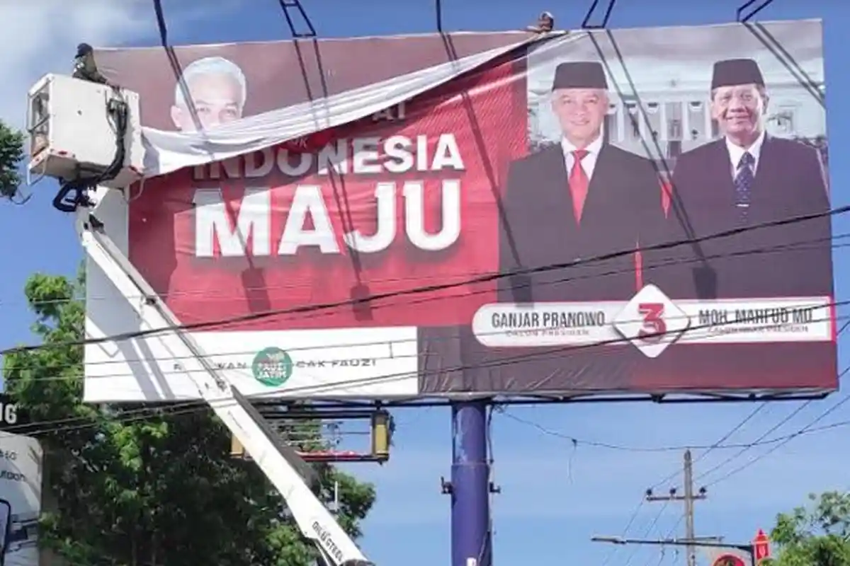 Pakai Skylift, Bawaslu Kota Blitar Copot Puluhan Alat Peraga Kampanye di Jalan Protokol