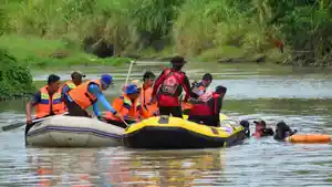 17102025-evakuasi-pelajar-tenggelam-di-sungai-gung-tegal.jpg
