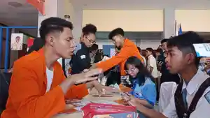 BERI-PENJELASAN-Mahasiswa-Unipa-saat-memberikan-penjelasan-kepada-siswi-siswa.jpg