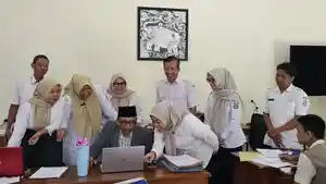 Anggota-DPRD-Jatim-Suli-Daim-saat-melakukan-peninjauan-ke-Cabang-Dinas-Pendidikan.jpg