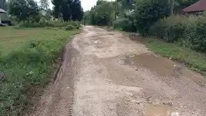 Ruas-jalan-raya-mulai-pertigaan-Kerobo-Desa-Weelonda-sbd-rusak.jpg