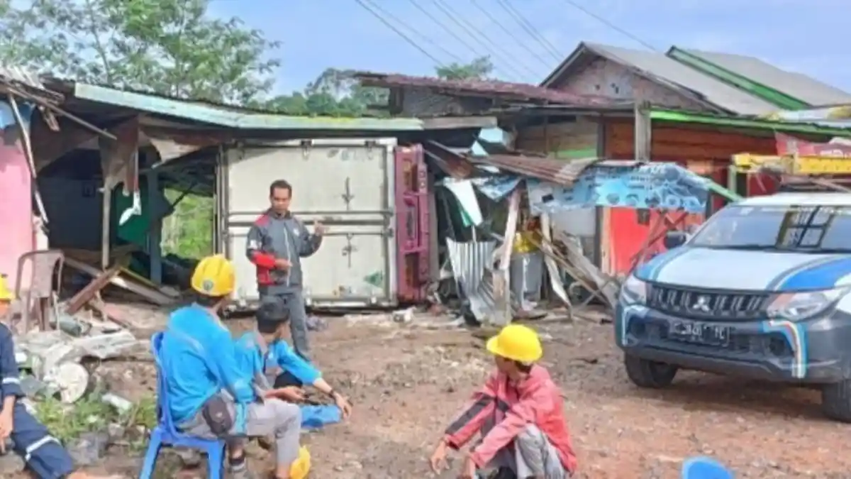 Diduga Rem Blong, Mobil Bermuatan 8 Ton Ikan Hantam Rumah Warga di Lampung Barat