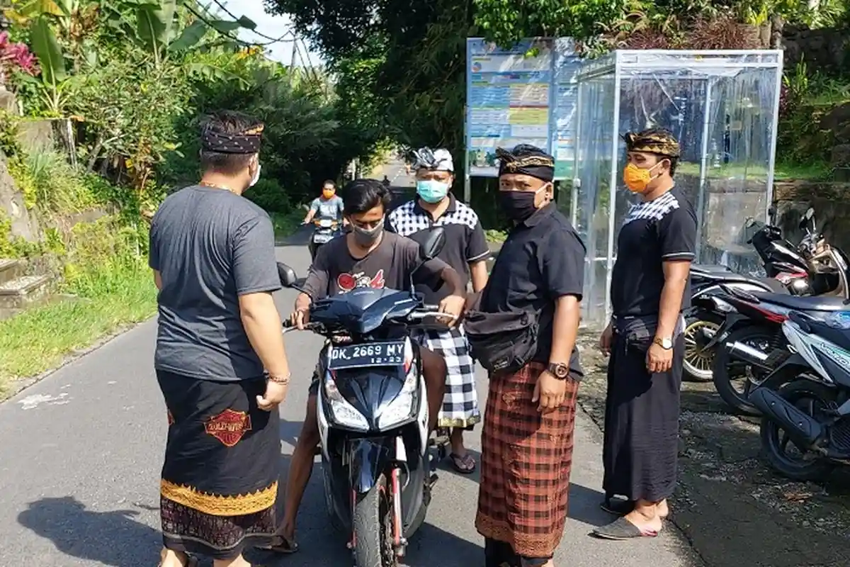 Lima Penjahit di Duda Timur Karangasem Buat Masker untuk Dibagikan Gratis