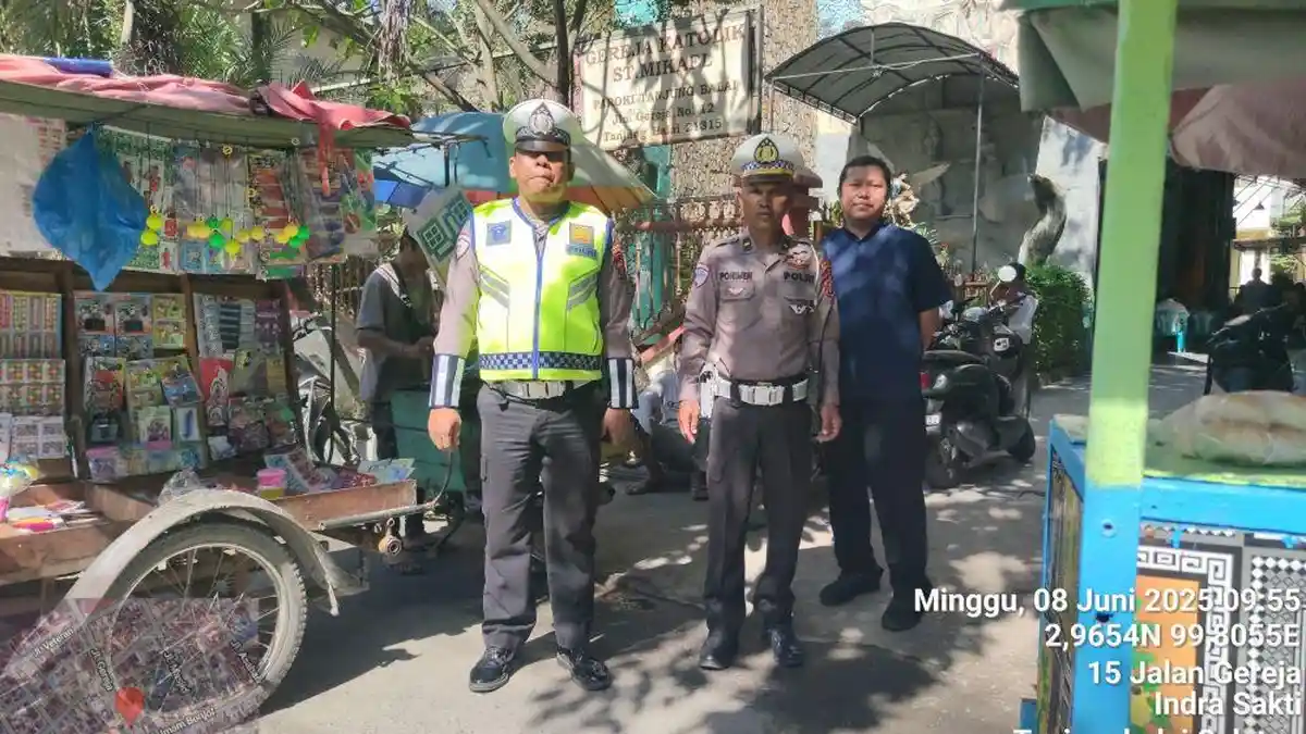 Kebaktian Minggu, Sat Lantas Polres Tanjungbalai Atur Arus Lalu Lintas di Depan Gereja