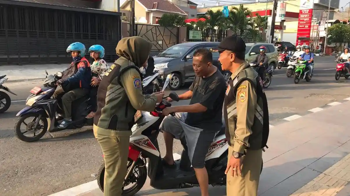 Satpol PP Jateng Bukannya Beri Sanksi Pelanggar Fungsi Trotoar, Tapi Diberi Sekuntum Mawar