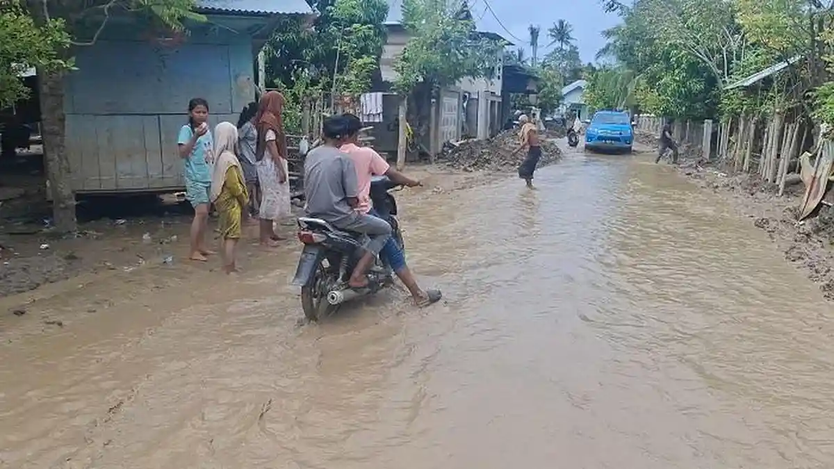 Jalan di Pidie Jaya Berubah Jadi Sungai, Kini Warga Trauma Banjir Susulan
