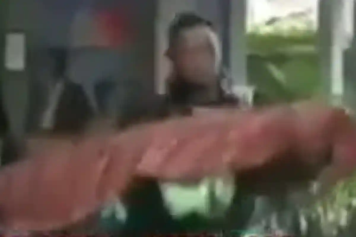 Video Ayah Gendong Jenazah Anaknya karena Tak Diantar Ambulans, Mayat Ditutupi Kain, Ini Ujungnya