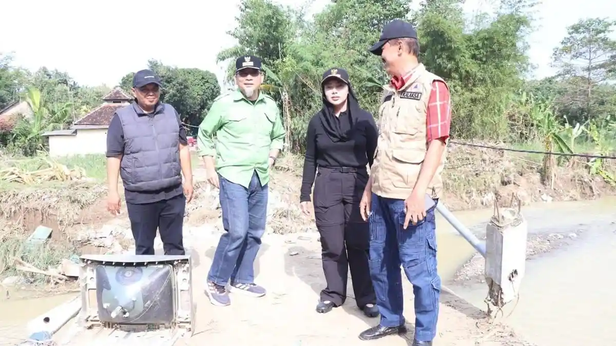 Bupati Paramitha Janji Percepatan Pebaikan Jalan dan Jembatan Putus Akibat Banjir di Desa Buara